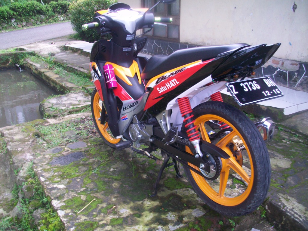 Spesifikasi honda blade repsol 2013